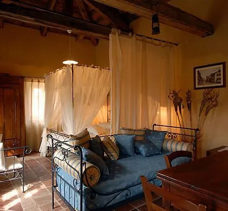 Gospodarstwo wiejskie Dimora Storico Romantica Il Sole E La Luna Cerretto Langhe